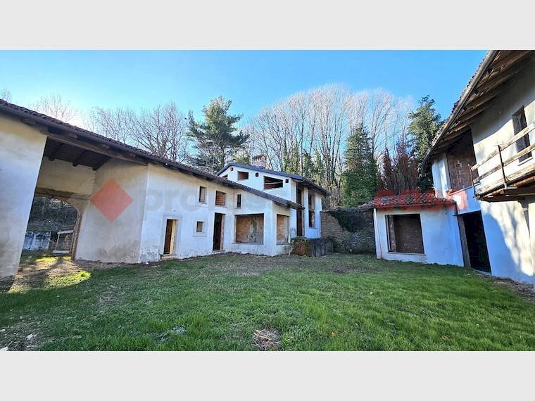 casa indipendente in vendita a Pinerolo in zona Losani