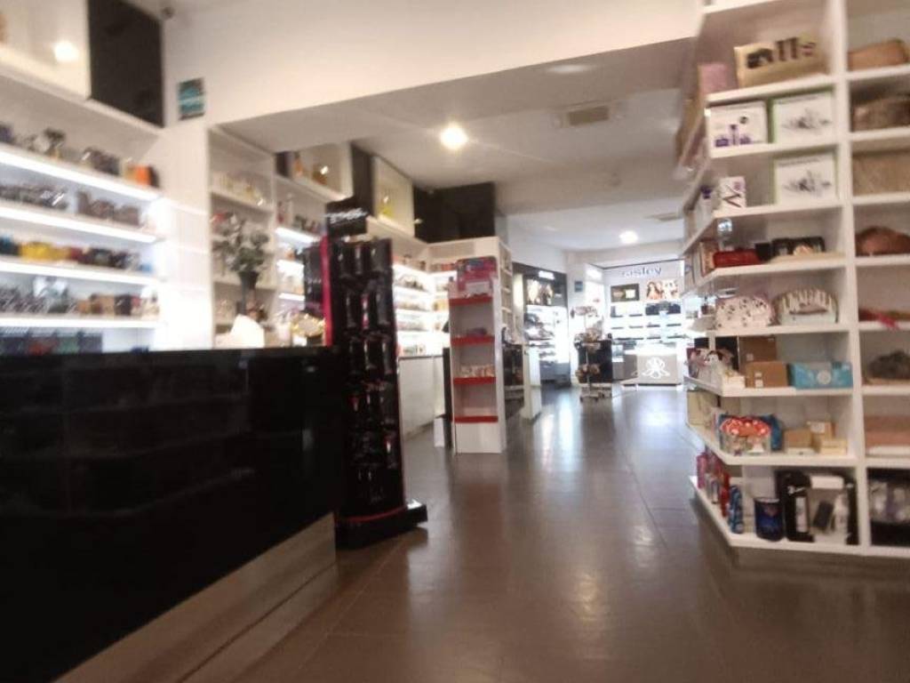 negozio in vendita a Pinerolo