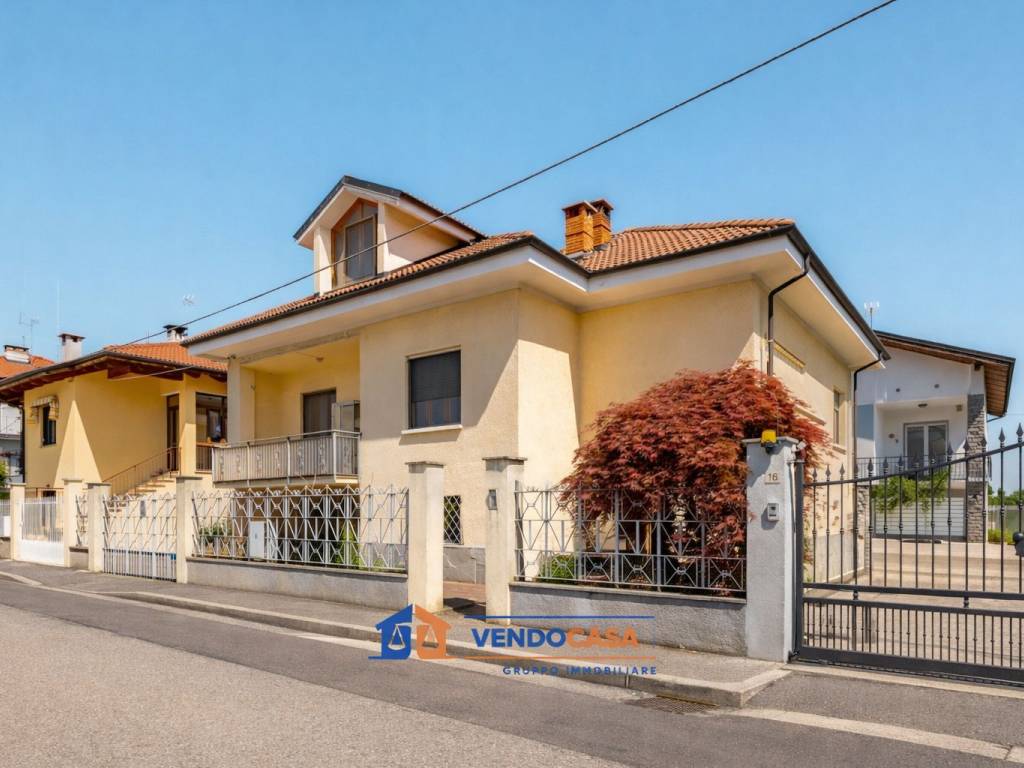casa indipendente in vendita a Pinerolo in zona Baudenasca