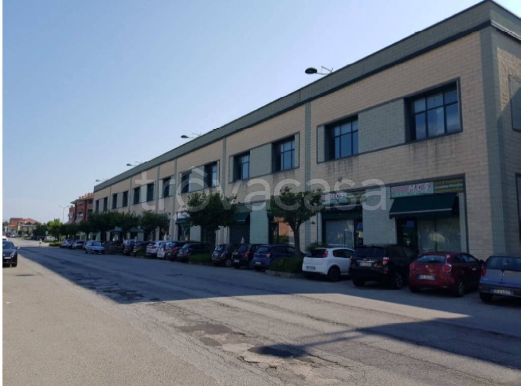 ufficio in vendita a Pinerolo in zona Baudenasca