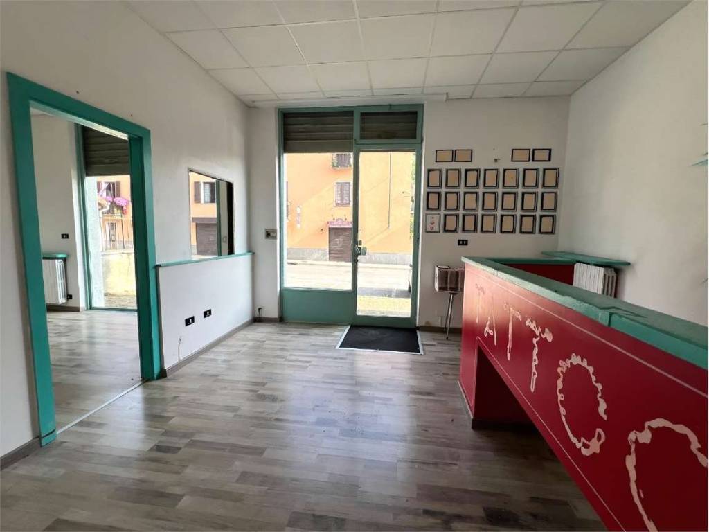 negozio in vendita a Pinerolo in zona Abbadia Alpina