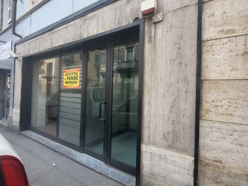 negozio in vendita a Pinerolo in zona Avaro/Tron