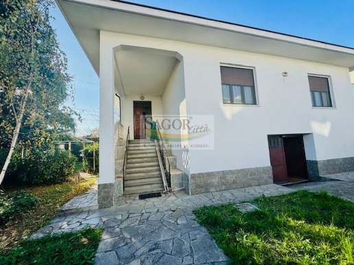 casa indipendente in vendita a Pinerolo in zona Riauna