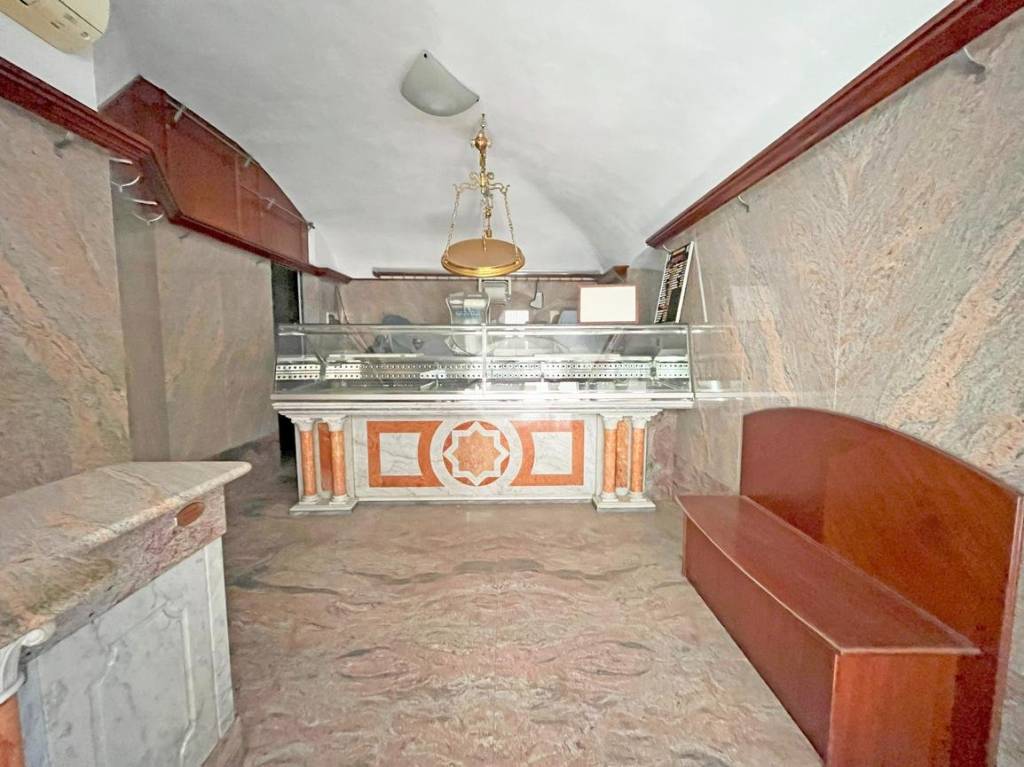 locale commerciale in vendita a Pinerolo