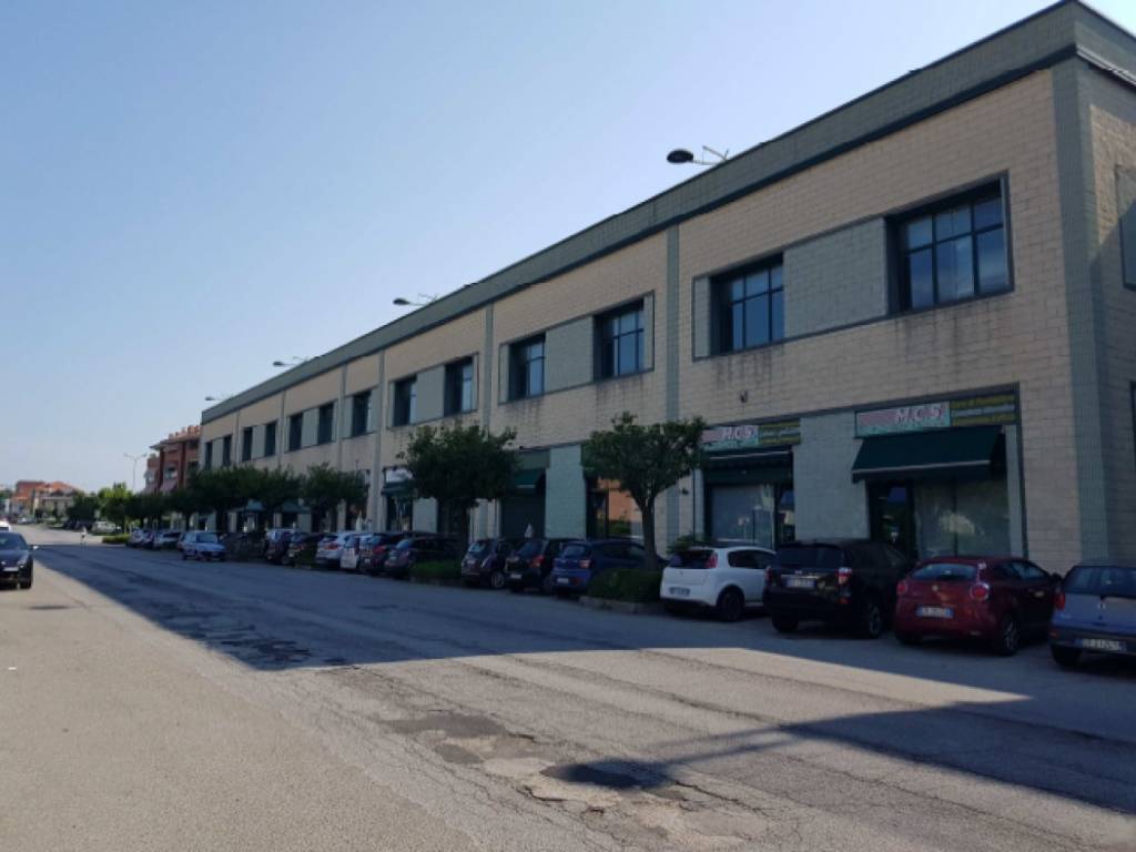 ufficio in vendita a Pinerolo in zona Motta Grossa