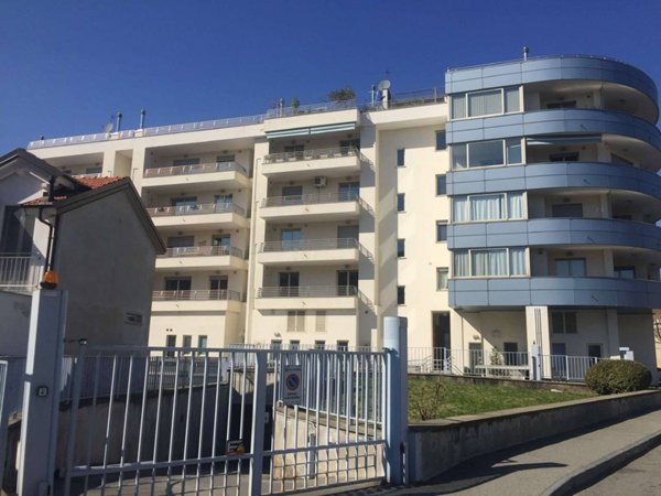 negozio in vendita a Pinerolo in zona Avaro/Tron