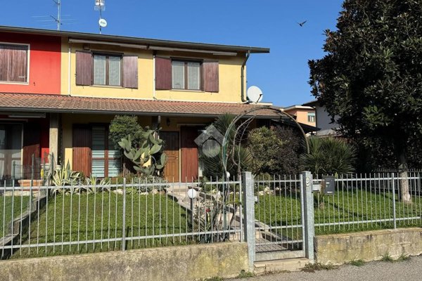 casa indipendente in vendita a Monte Cremasco