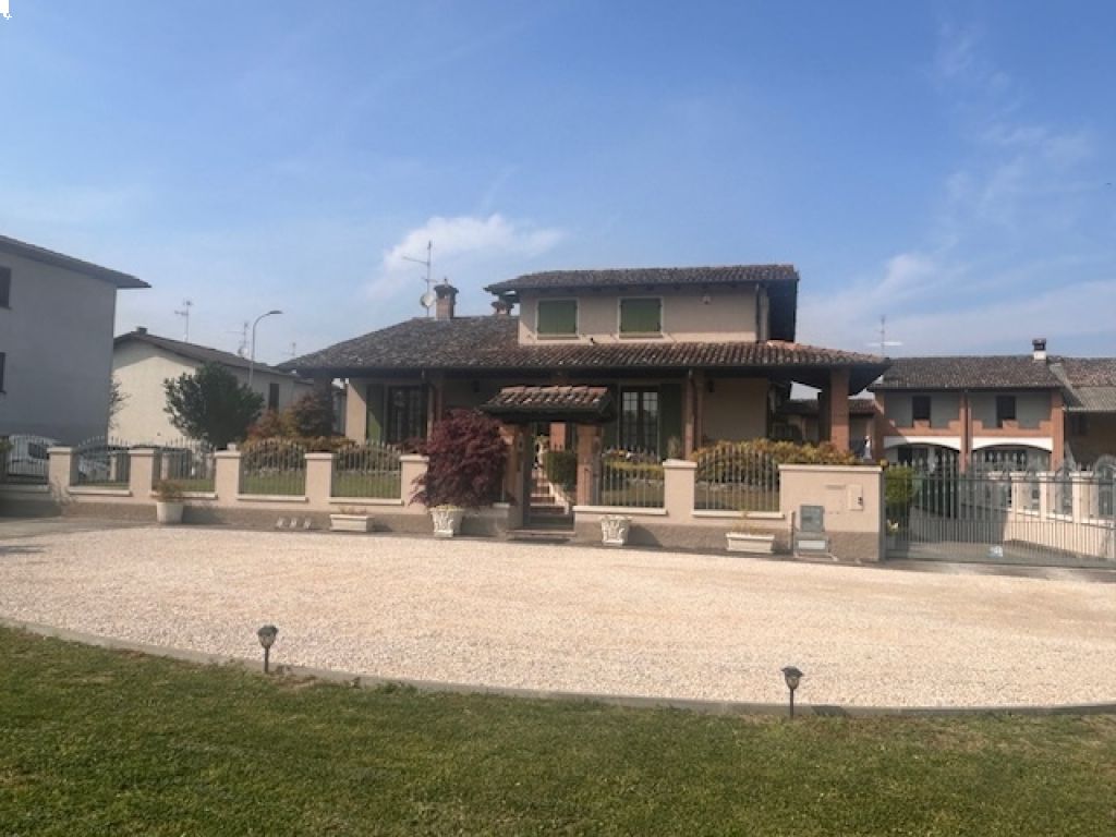 casa indipendente in vendita a Montodine