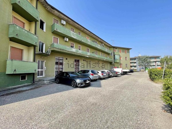 locale commerciale in vendita ad Ostiano