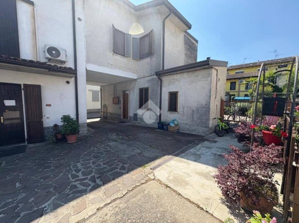 casa indipendente in vendita a Palazzo Pignano in zona Scannabue