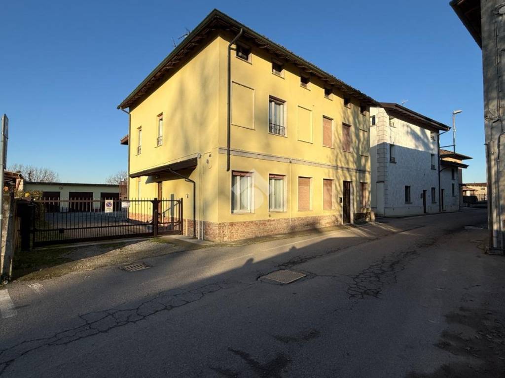 casa indipendente in vendita a Palazzo Pignano in zona Cascine Capri