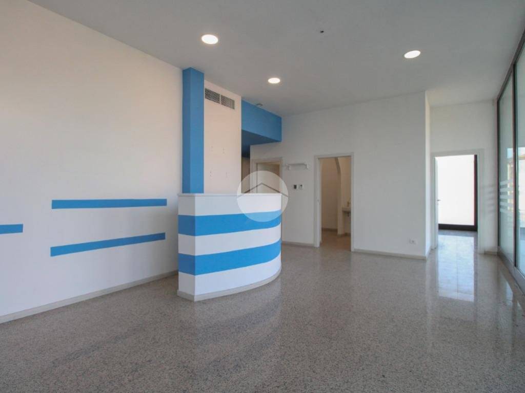 negozio in vendita a Palazzo Pignano in zona Cascine Capri