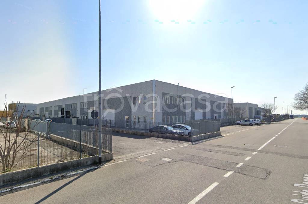 locale commerciale in vendita a Pandino