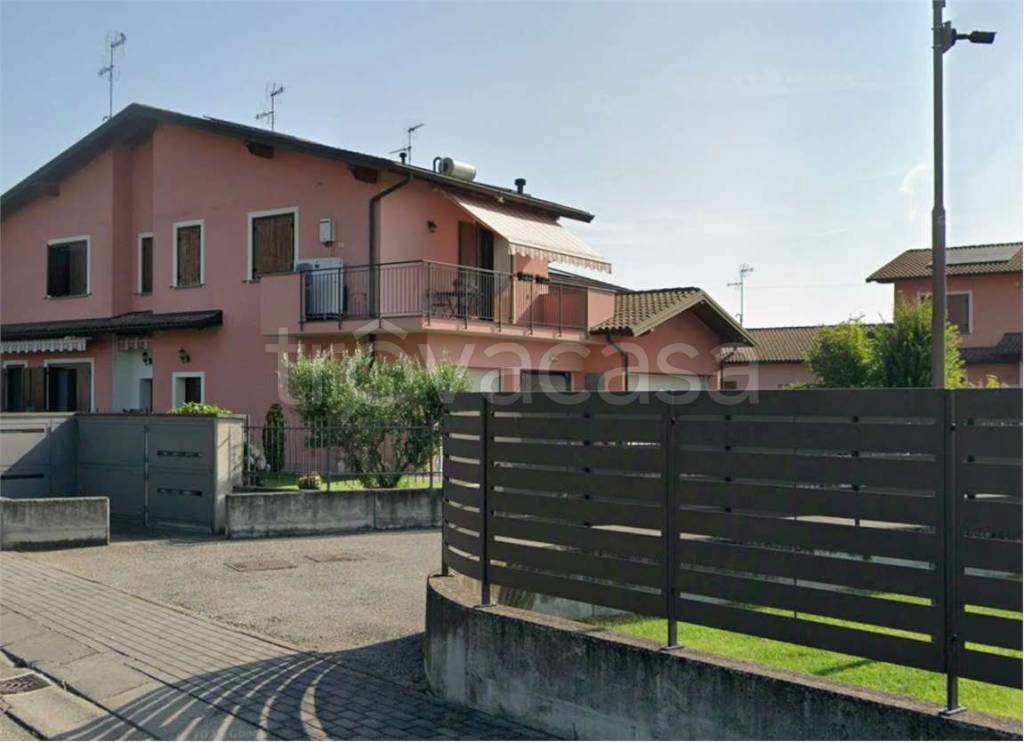 casa indipendente in vendita a Pandino in zona Nosadello