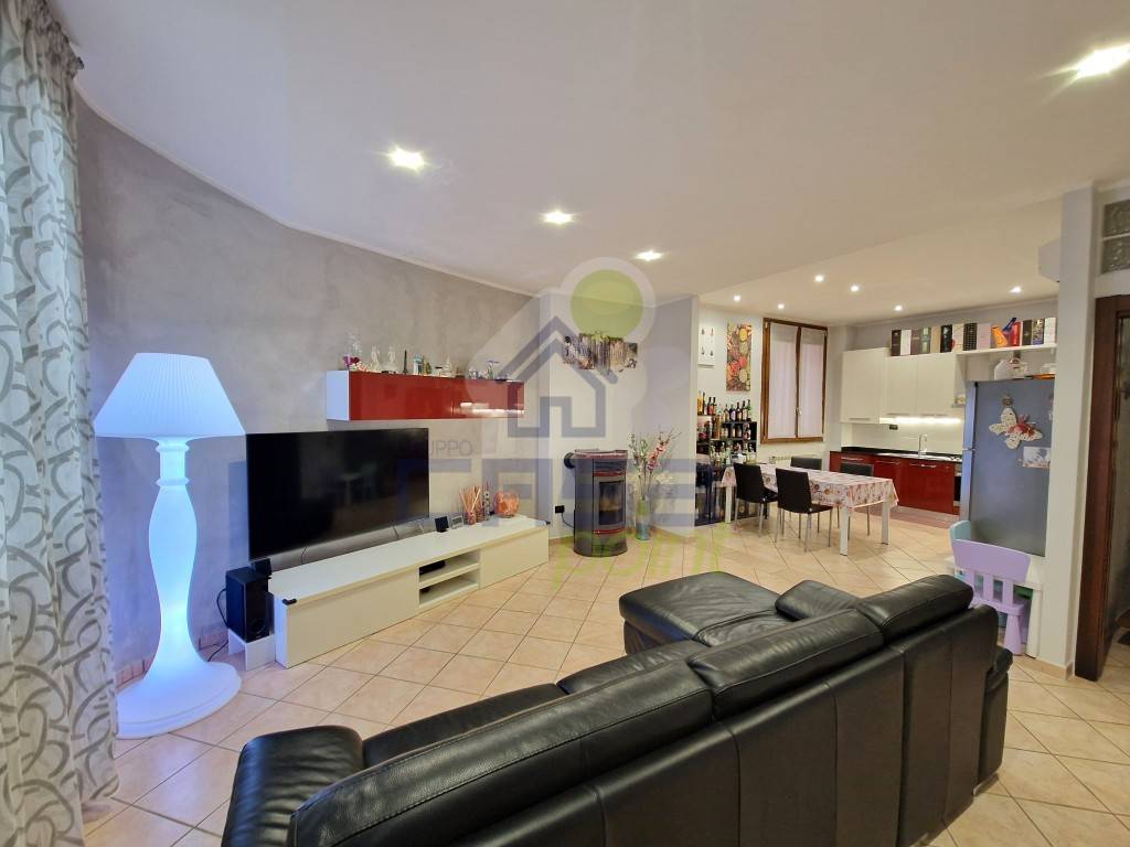 casa indipendente in vendita a Persico Dosimo in zona Dosimo
