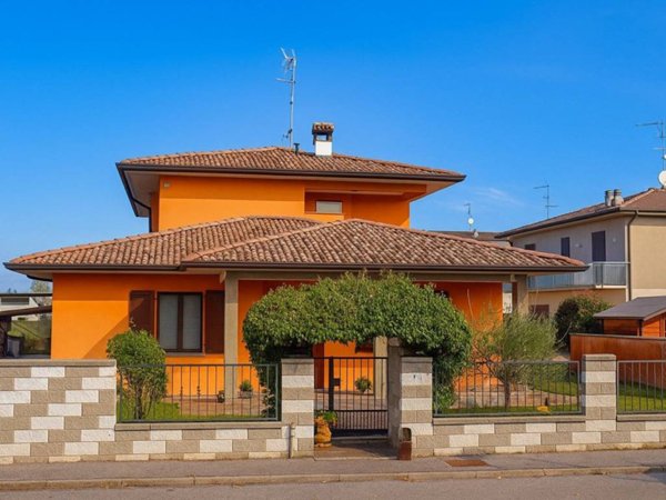 casa indipendente in vendita a Persico Dosimo in zona Dosimo
