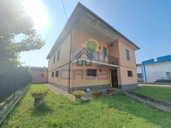 casa indipendente in vendita a Persico Dosimo