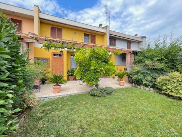 casa indipendente in vendita a Persico Dosimo in zona Bettenesco