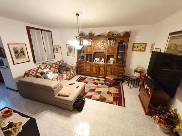 casa indipendente in vendita a Persico Dosimo in zona Dosimo