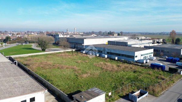 terreno edificabile in vendita a Persico Dosimo