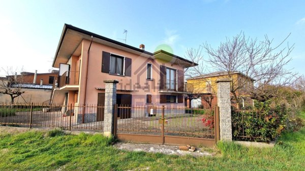 casa indipendente in vendita a Persico Dosimo in zona Persichello