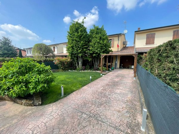 casa indipendente in vendita a Persico Dosimo in zona Persichello