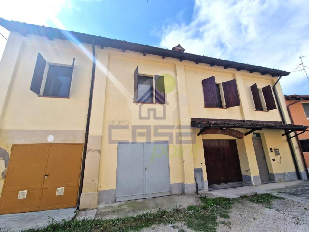 casa indipendente in vendita a Persico Dosimo in zona Persichello