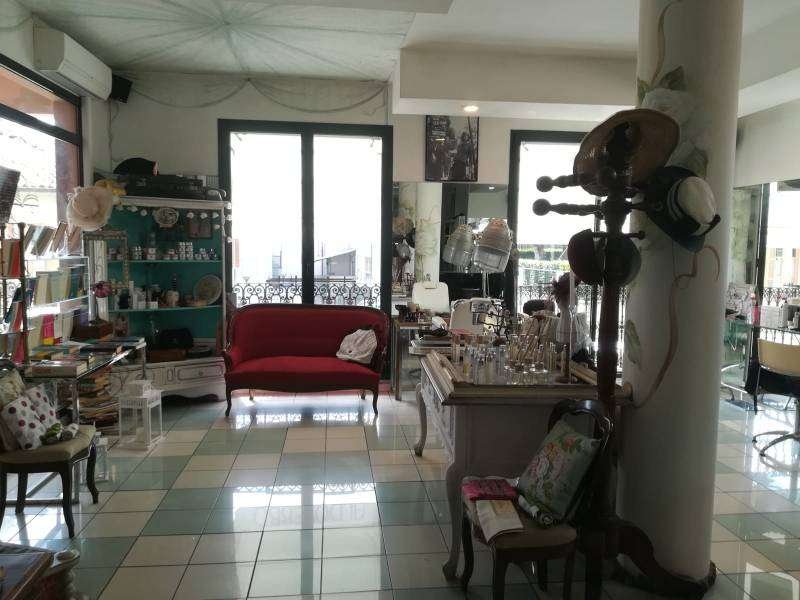 locale commerciale in vendita a Pino Torinese in zona Strada San Felice