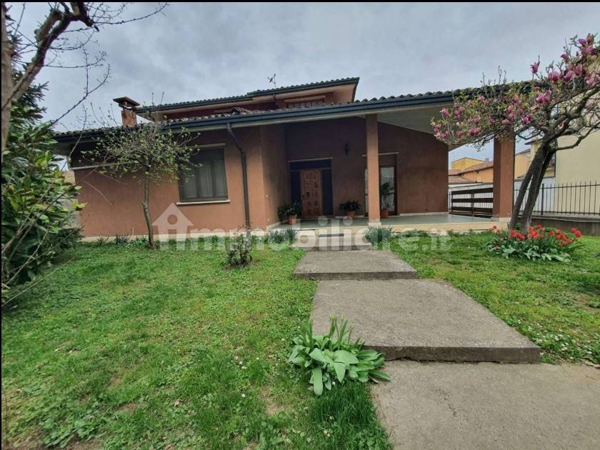 casa indipendente in vendita a Pianengo