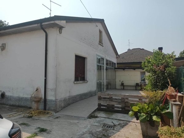 casa indipendente in vendita a Pianengo