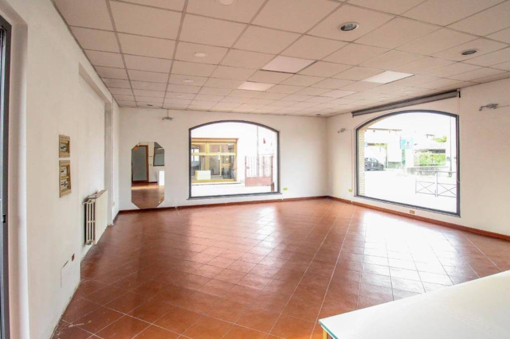 negozio in vendita a Pianengo