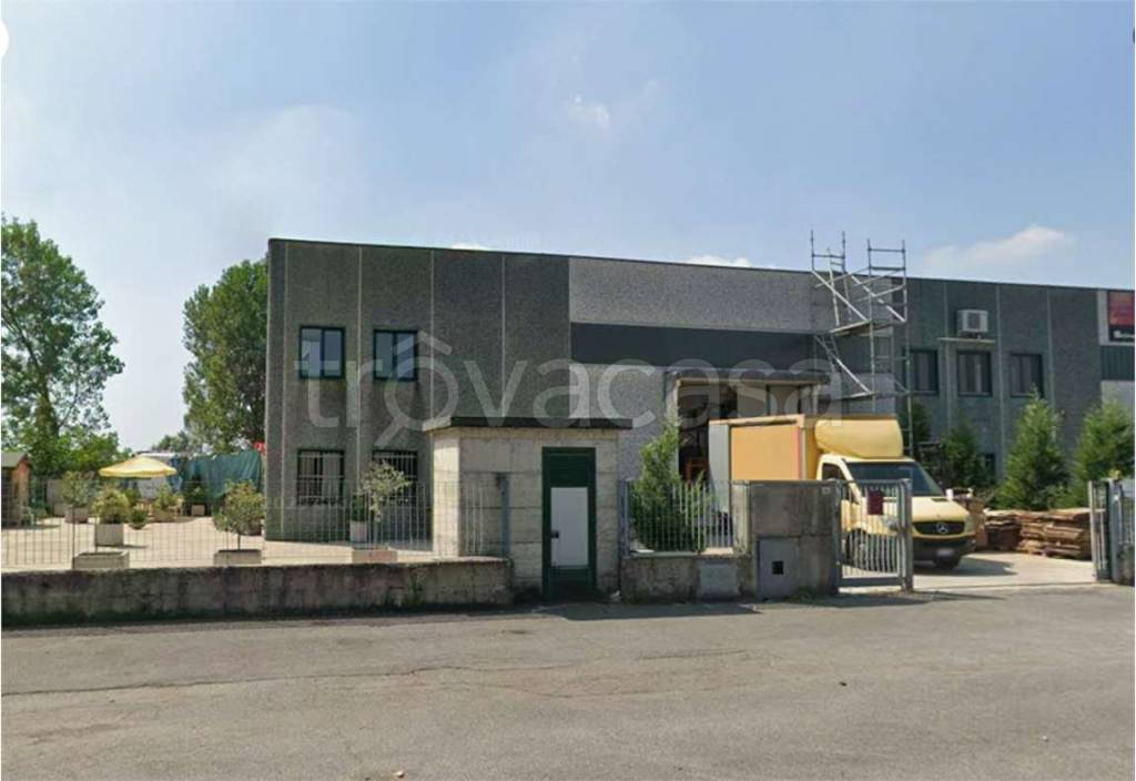 locale commerciale in vendita a Pianengo