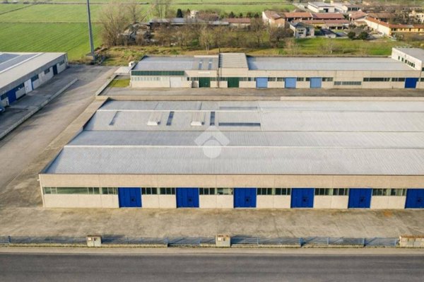 locale commerciale in vendita a Pianengo