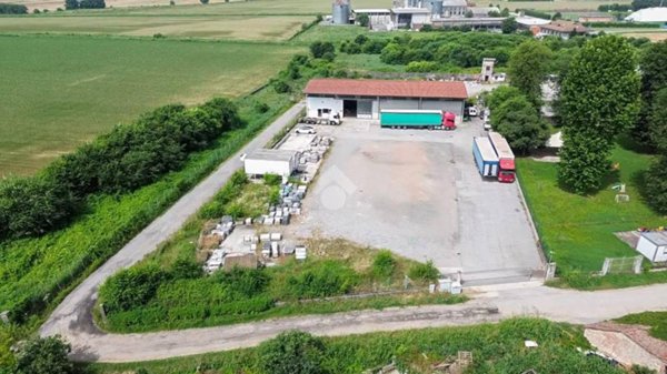 locale commerciale in vendita a Pieve d'Olmi