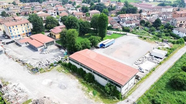 locale commerciale in vendita a Pieve d'Olmi