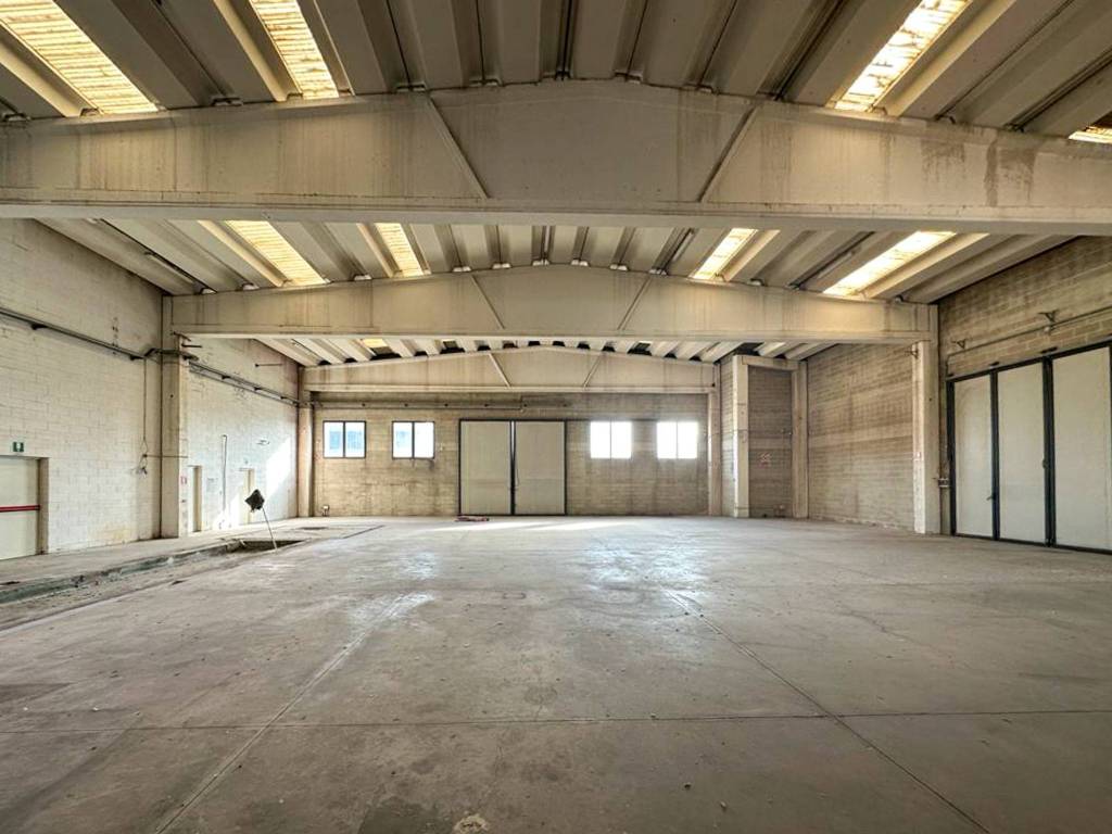 locale commerciale in vendita a Pizzighettone in zona Roggione