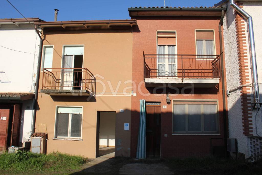 casa indipendente in vendita a Pizzighettone in zona Regona