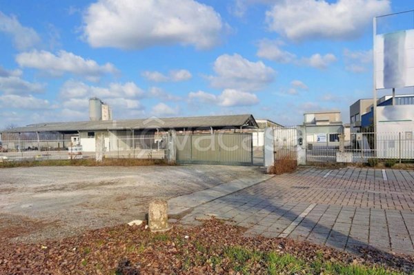 locale commerciale in vendita a Pizzighettone in zona Roggione