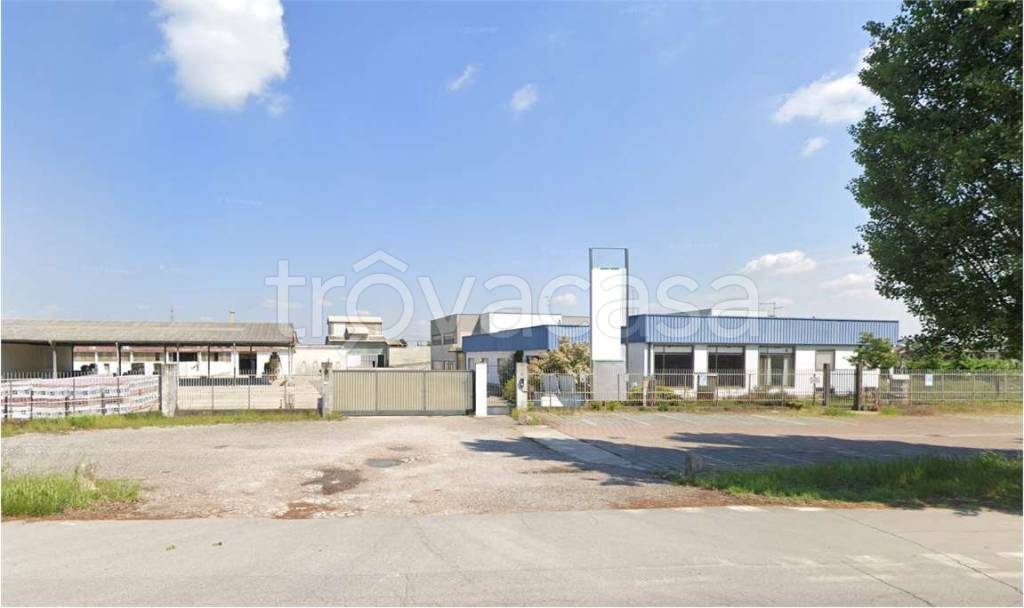locale commerciale in vendita a Pizzighettone in zona Roggione
