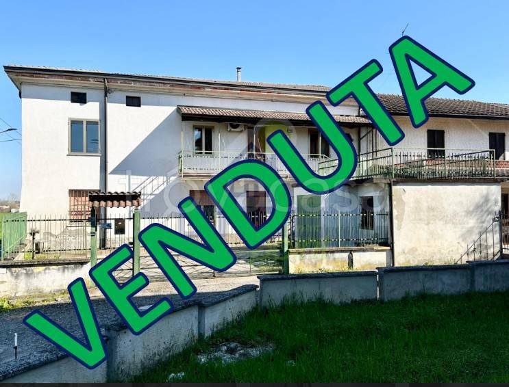 casa indipendente in vendita a Pizzighettone in zona Regona