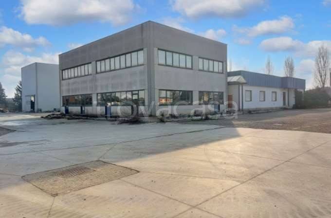 locale commerciale in vendita a Pizzighettone in zona Roggione