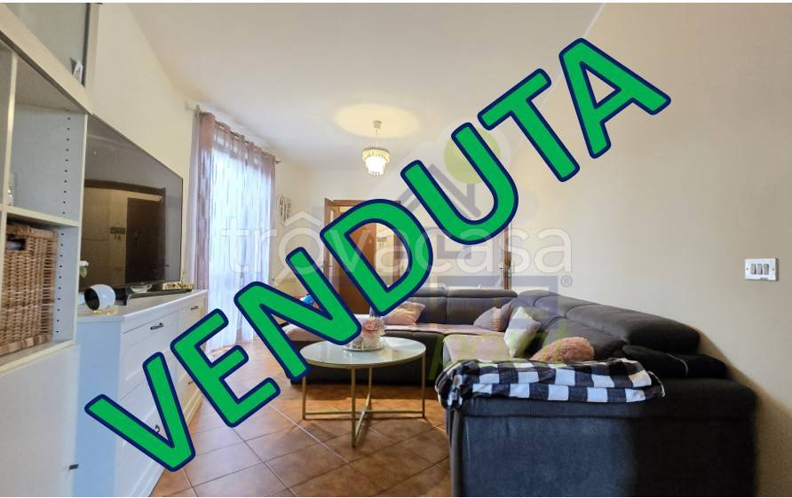appartamento in vendita a Pizzighettone in zona Roggione