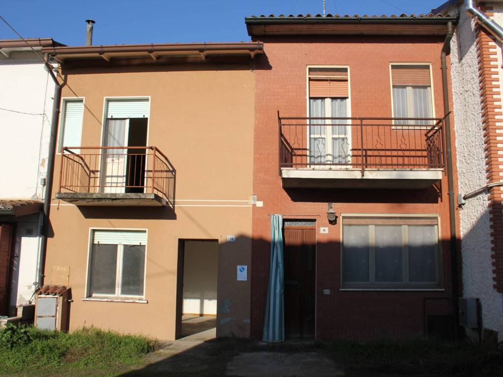 casa indipendente in vendita a Pizzighettone in zona Regona