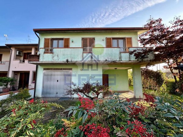 casa indipendente in vendita a Pizzighettone in zona Roggione