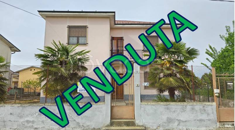 appartamento in vendita a Pizzighettone in zona Regona
