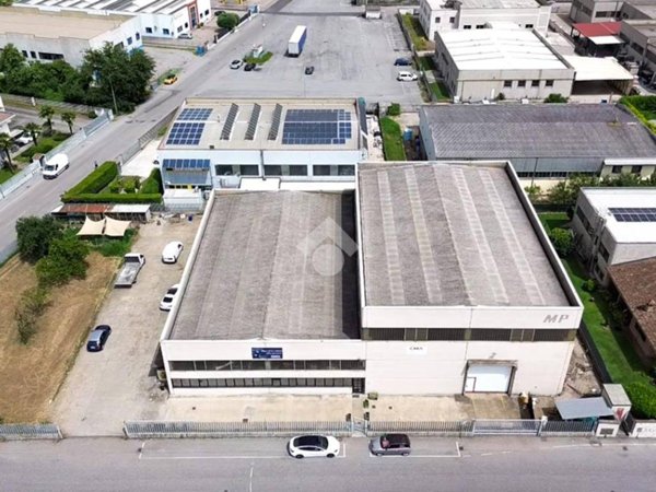 locale commerciale in vendita a Pizzighettone