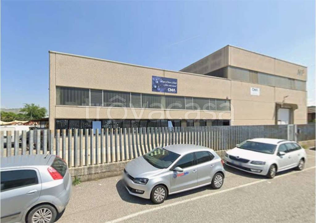 locale commerciale in vendita a Pizzighettone in zona Roggione