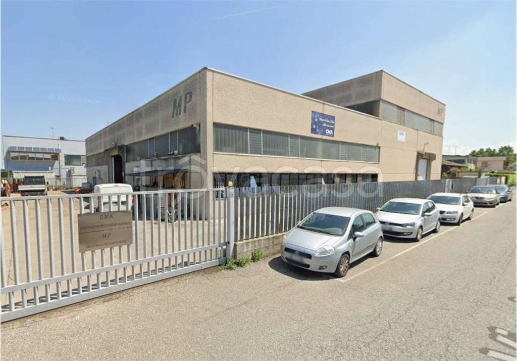locale commerciale in vendita a Pizzighettone in zona Roggione