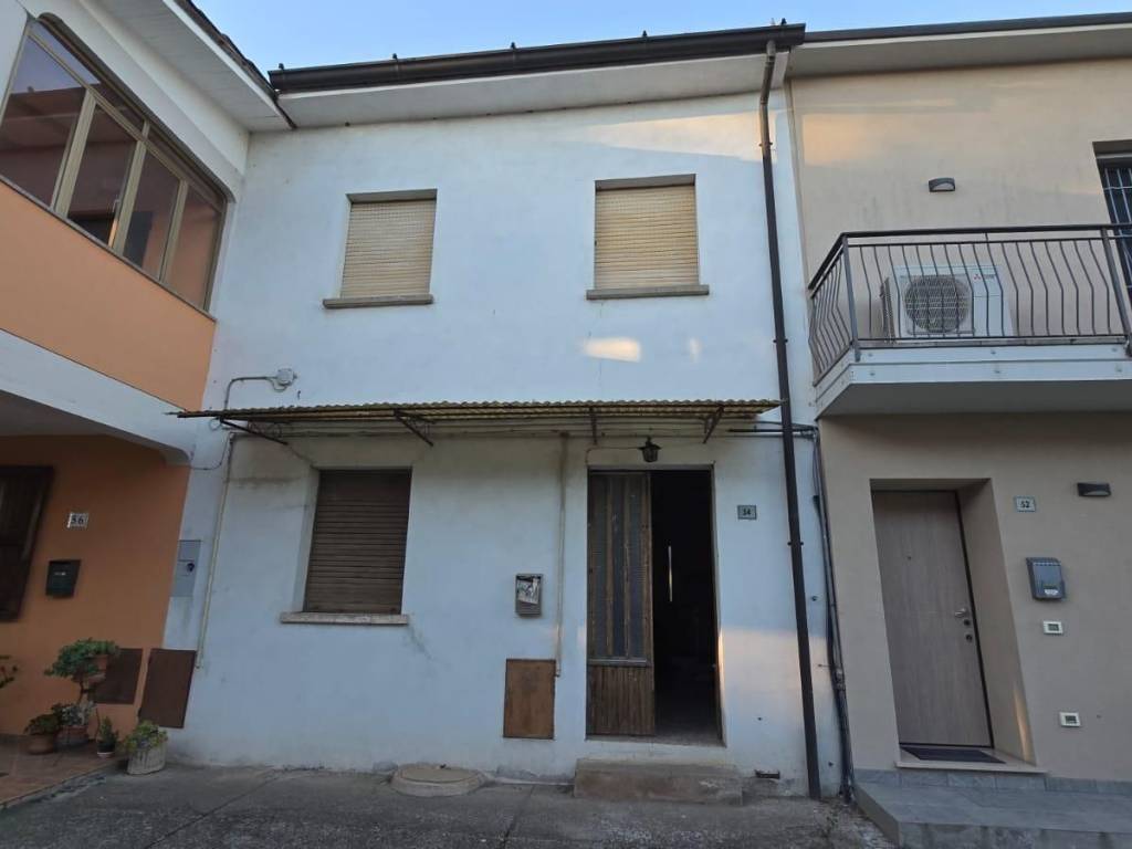 casa indipendente in vendita a Pizzighettone in zona Ferie
