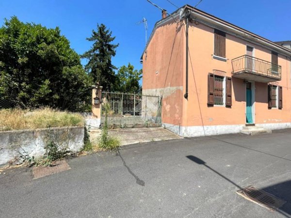 casa indipendente in vendita a Pizzighettone in zona Regona